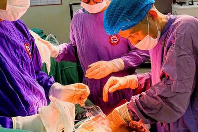 Cứu sống bệnh nhân đa chấn thương nặng sau tai nạn nổ lốp xe