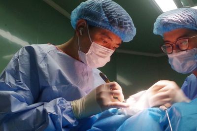 Bác sĩ Việt cứu một hành khách Mỹ qua cơn nguy kịch giữa tầng không