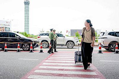 Bóc trần chiêu 'bán khách' ở sân bay Nội Bài, 'cò mồi' hét giá cao ăn chênh lệch