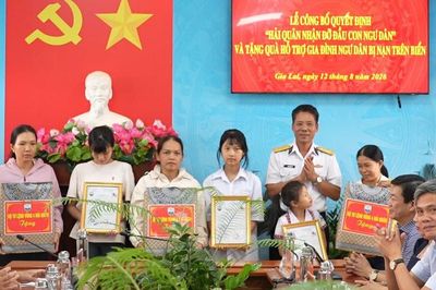 Vùng 4 Hải quân nhận đỡ đầu 3 người con của ngư dân