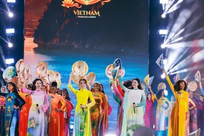 Thí sinh Miss World 2026 khoe sắc trong tà áo dài truyền thống tại Vịnh Hạ Long