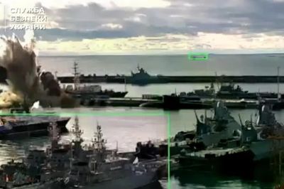 Hàng loạt tàu chiến Nga bị trúng đạn sau cuộc tấn công vào cảng Novorossiysk ?