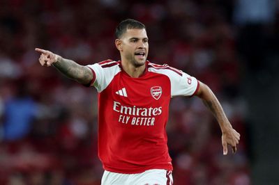 Raya giúp Arsenal thắng kịch tính Como sau loạt luân lưu