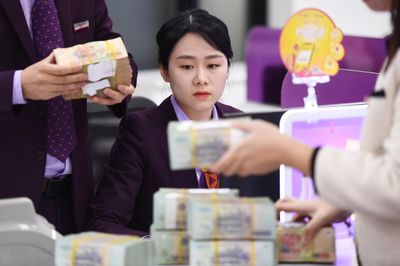 Khoản vay tiền tỷ đến kỳ thả nổi lãi suất, làm gì để không bị 'ngộp'
