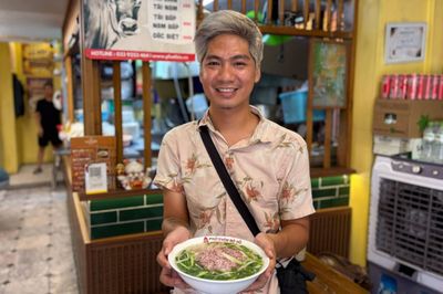 Đích tôn nhà phở Thìn Bờ Hồ bỏ việc về bán phở