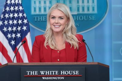 Nữ phát ngôn viên thân cận của ông Trump bất ngờ rời Nhà Trắng
