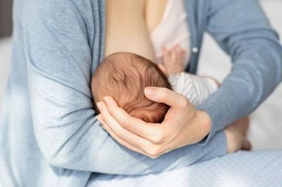 Dấu hiệu nhận biết trẻ bú đủ sữa mẹ