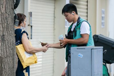 Sàn thương mại tăng phí, chủ shop online nâng giá bán là xong?