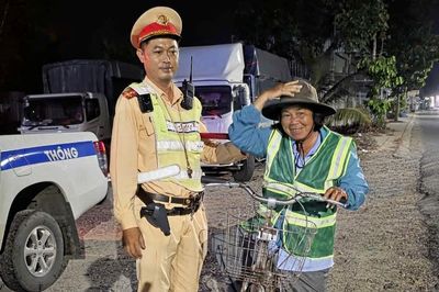 Trao hơn 200 áo phản quang cho người dân mưu sinh về đêm