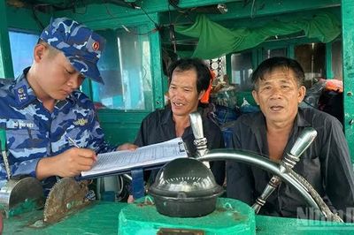 Vùng Cảnh sát biển 2 xử phạt gần 400 triệu đồng đối với chủ tàu cá vi phạm quy định chống khai thác IUU