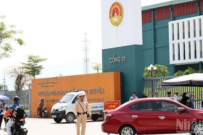 Thí sinh thi lại tại điểm thi Trường trung học phổ thông Chuyên Tuyên Quang làm thủ tục dự thi