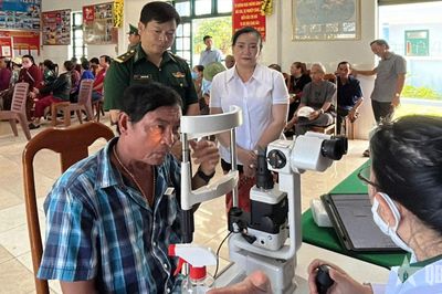Cà Mau: 300 người dân được khám mắt, phát thuốc miễn phí