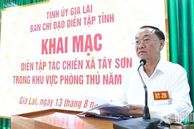 Bí thư Tỉnh ủy Gia Lai Thái Đại Ngọc chỉ đạo diễn tập tác chiến xã Tây Sơn