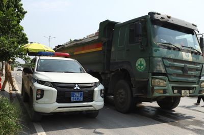 Hà Nội: Tăng cường kiểm tra, xử lý các trường hợp xe tải để vật liệu rơi vãi, cơi nới thành thùng, quá tải