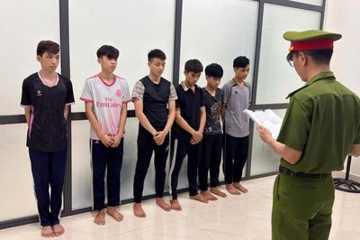 Bắt tạm giam nhóm thanh niên mang hung khí tự chế gây rối trong đêm
