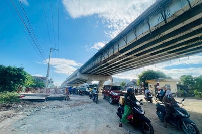 Điều chỉnh rào chắn đường sắt, thông hai đường gom đang thi công dự án Quốc lộ 14E