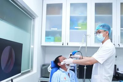 Đau đầu, sưng nửa mặt kéo dài, người bệnh phát hiện ổ áp xe lan rộng
