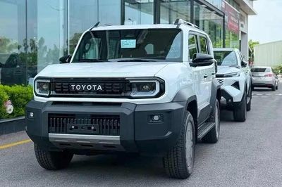 [GALLERY] Toyota Land Cruiser FJ khan hàng, đại lý 'kèm lạc' thêm 50 triệu