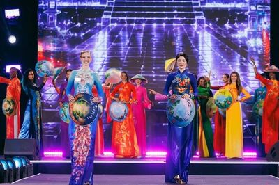 111 thí sinh Miss World trình diễn áo dài nổi bật ở Vịnh Hạ Long