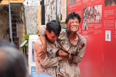 Bước qua song sắt, còn lại một tâm son