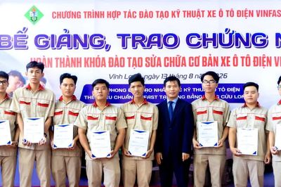 Sinh viên Vĩnh Long hoàn thành khóa đào tạo kỹ thuật ô tô điện VinFast