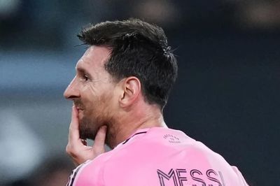 Messi trở lại sân cỏ sau nỗi đau mất bố