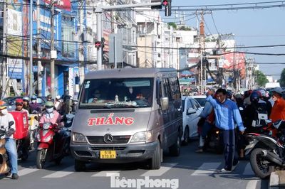 Tài xế bỡ ngỡ, ô tô phải quay đầu trong ngày đầu lưu thông một chiều trên trục chính vào trung tâm