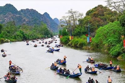 Nhiều người chèo đò chở khách ở Chùa Hương bị lừa 4,4 tỷ đồng xin cấp phép hoạt động