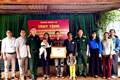 Truy tặng bằng khen của Trung ương Đoàn cho chiến sĩ quên mình cứu hai người