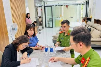 Dùng tài khoản cá nhân 'né' thuế, chủ doanh nghiệp vàng bạc bị khởi tố