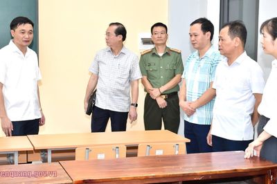 Hình ảnh bên trong phòng thi nơi học sinh chuyên Tuyên Quang thi lại tốt nghiệp