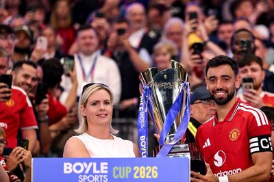 Bruno Fernandes đá hỏng penalty, MU vẫn ẵm cúp