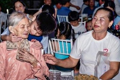 Cụ bà 94 tuổi ở Ninh Bình cùng 81 con cháu đi du lịch, xúc động phút sum vầy