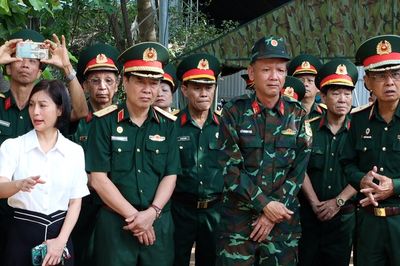 Cựu chiến binh xúc động khi nhìn rãnh mộ chôn liệt sĩ ở công viên Lê Thị Riêng