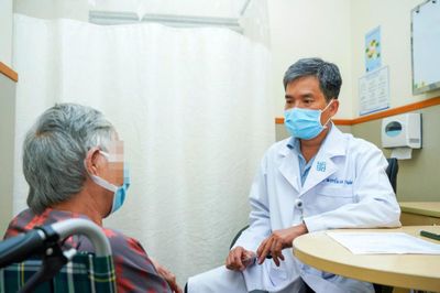 Tê chân mơ hồ, người phụ nữ bất ngờ mất khả năng đi lại
