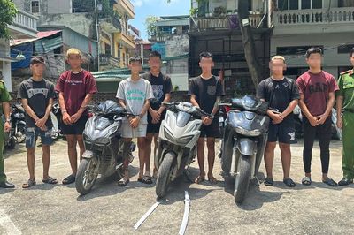 7 thanh niên mang kiếm truy đuổi, chém người vô cớ ở Hà Nội