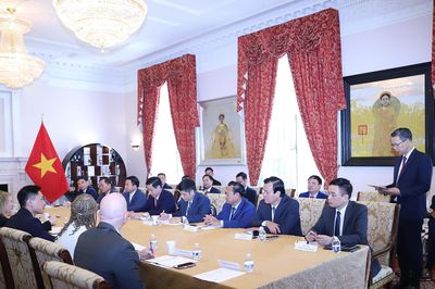 Nhóm nghiên cứu Mỹ trao cho Việt Nam tài liệu khu mộ tập thể bộ đội ở Quảng Trị