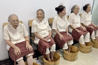 Chăm sóc người cao tuổi ban ngày: Kết nối gia đình, cộng đồng và y tế