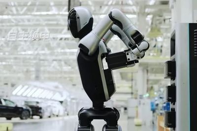 Robot Trung Quốc tự thay pin trong 3 phút, mở ra kỷ nguyên nhà máy 24/7