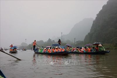 Lừa đảo cấp phép dịch vụ chở khách tại suối Yến - chùa Hương
