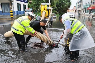 Trung Quốc sơ tán hơn 60.000 người do mưa lớn