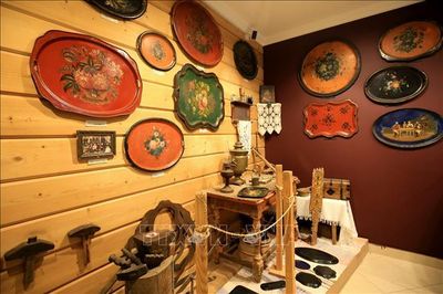 Làng tranh truyền thống Zhostovo của Nga: Bí quyết giữ gìn bản sắc trăm năm