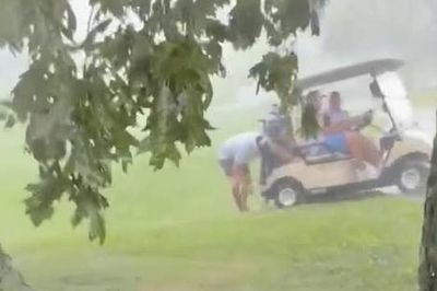 Đứng trú mưa dưới gốc cây, tay golf bị sét đánh trúng