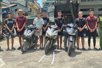 Khởi tố 7 thanh niên từ 17-19 tuổi, vô cớ chém trọng thương người đi đường