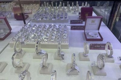 Giá bạc hôm nay 13/8: Bạc Phú Quý, DOJI, Ancarat đồng loạt lao dốc