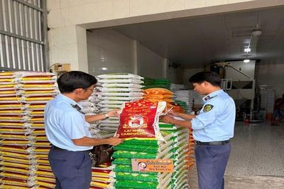 Phát hiện hơn 2 tấn gạo không rõ nguồn gốc, xuất xứ