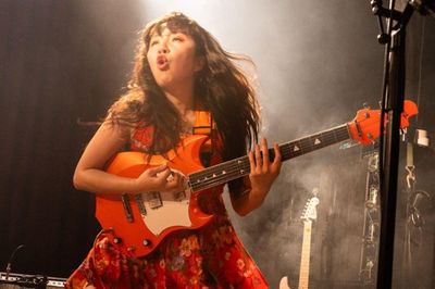 Nữ ca sĩ ném đàn guitar khiến khán giả rách đầu, nhập viện khẩn cấp