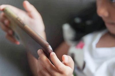 Bảo vệ trẻ trên không gian mạng: Cần nhiều hơn một lệnh cấm