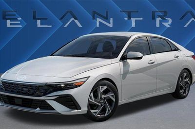 Top 10 mẫu xe ô tô bán chậm nhất Việt Nam tháng 7/2026: Gọi tên Hyundai Elantra và các dòng xe đến từ đất nước 'Mặt trời mọc'