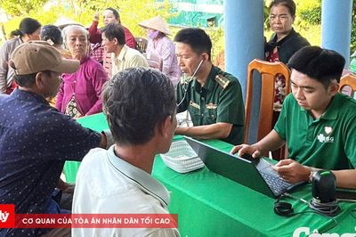 Khám mắt, cấp thuốc miễn phí cho 300 người dân vùng Đất Mũi